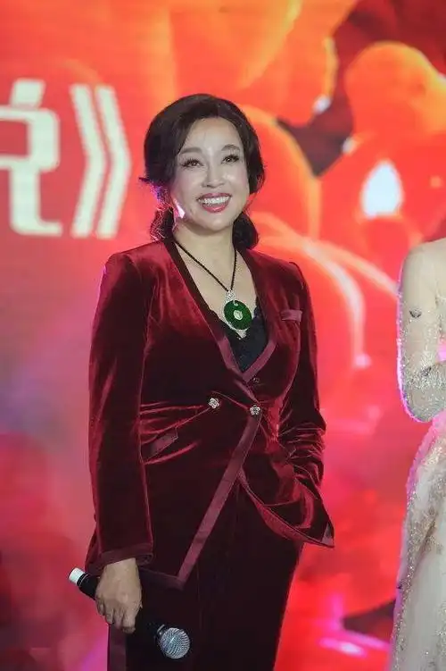 刘晓庆在豪宅里和小鲜肉依偎在一起相差几十岁却如同龄人一般