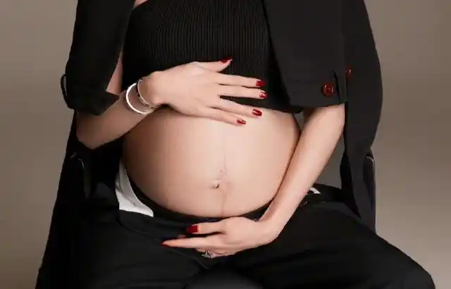 程晓玥三八节晒孕肚,拍孕期照不见未婚夫,不像郑恺时刻陪伴苗苗