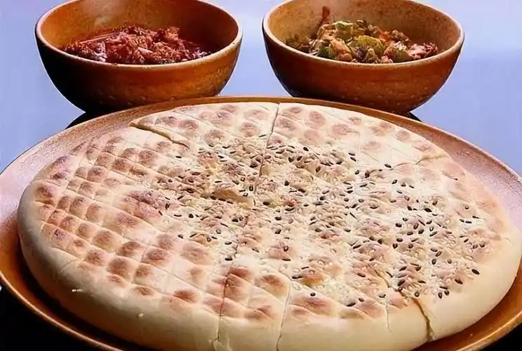 在河南众多的锅盔中,南阳方城的博望锅盔算是佼佼者了,这种锅盔又厚又