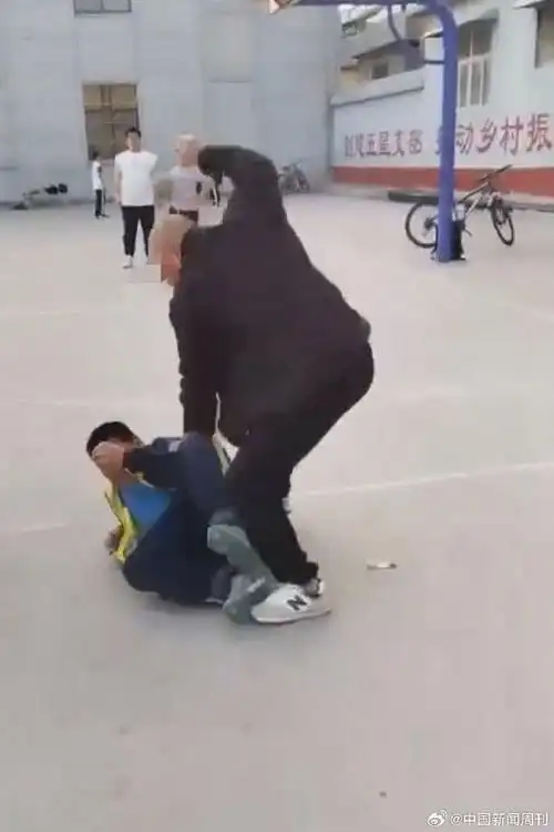 河南9岁学生被同学家长殴打住院##教育局回应小学生