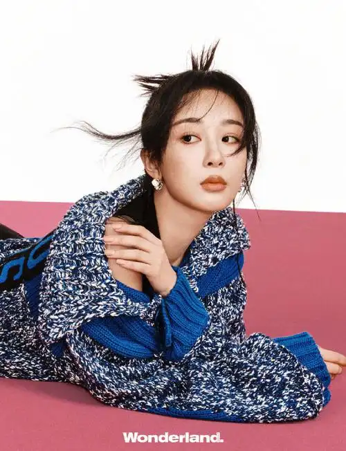 杨紫童趣情怀大片#杨紫超话最新粉红甜酷大片释出,多款时尚新装加身