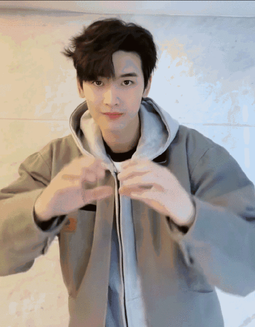 黄俊捷摸夏之光腹肌