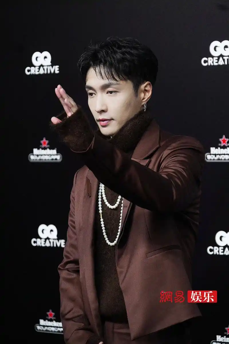 张艺兴gq红毯生图,五官深邃,清新俊逸,一身棕色穿搭好有质感,只是