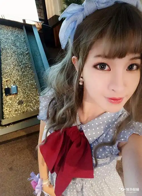 长发美女一双水汪汪的大眼,皮肤白皙身材姣好