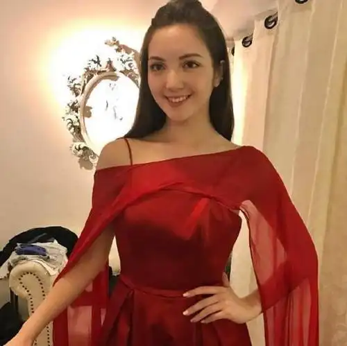 中葡混血儿,20岁澳门小姐精致似芭比!反赞港姐:智慧与美貌并重