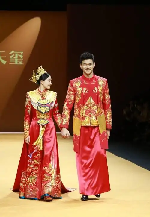 二人甜蜜对视恩爱幸福|斓曦|搜狐_网易订阅