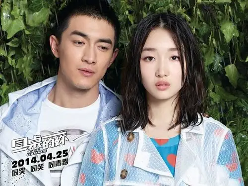 电影《同桌的你》中,高中时代的周冬雨和林更新身穿"国民校服",演绎了