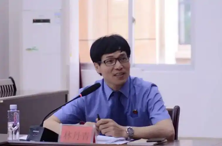 党组成员,政治处主任林丹青同志主持召开座谈会,对应