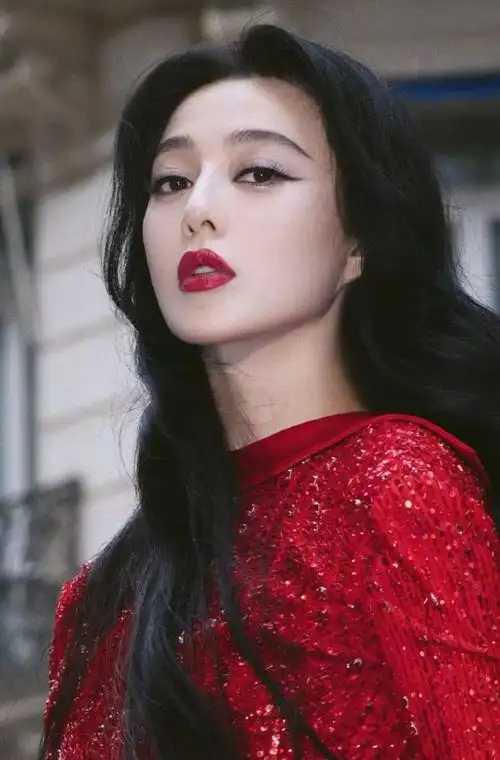 范冰冰饭局照流出,持高脚杯喝酒,素颜温柔至极,和妆后判若两人