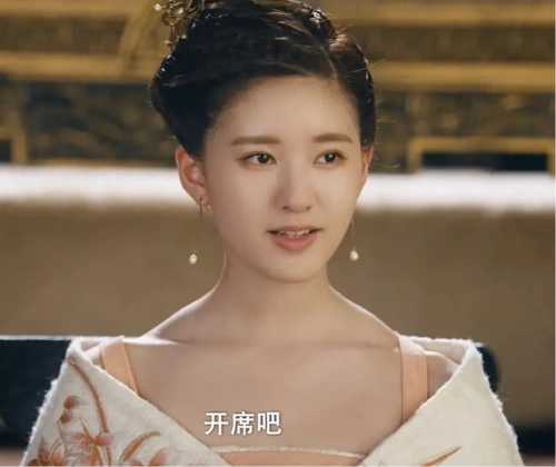 赵露思在社交平台回应自己在剧中的体态问题,顺道了分享自己从斜方肌