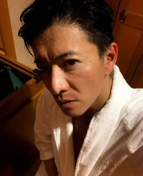 48岁木村拓哉晒健身照,肌肉厚实快撑爆背心,满额头褶子增添时尚魅力