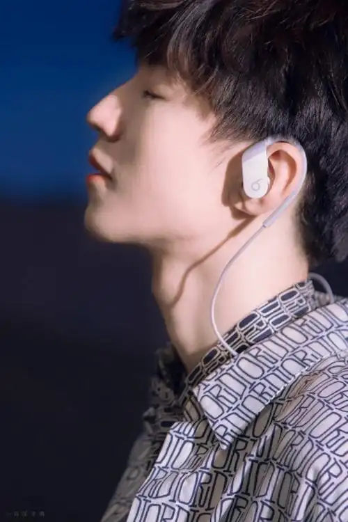 王俊凯壁纸侧脸真的太绝了