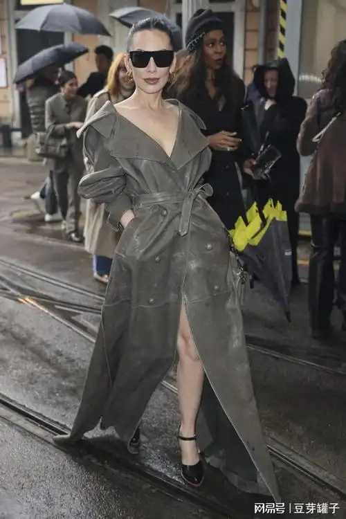 华裔贵妇christinechiu真空穿皮大衣身材火辣性感奔放