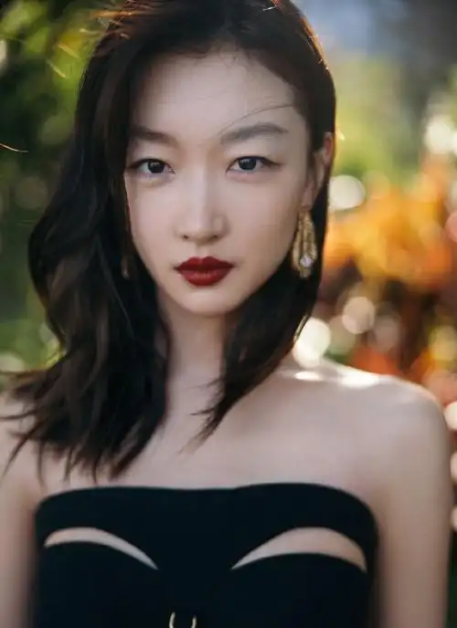 组图:周冬雨出席金鸡奖开幕式 穿黑色连体裤酷飒优雅