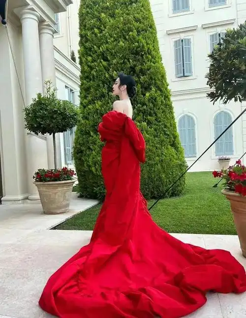 范冰冰戛纳红毯新造型火红礼服妩媚热情的戛纳玫瑰皇后