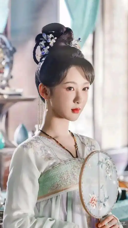 现在拍摄已经差不多了,在拍摄路透中,杨紫优雅迷人的古装形象,简直也