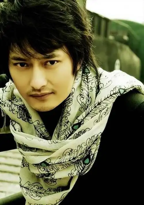 站在舞台上,观赏其他歌手放声歌唱,云飞心里感到一种复杂的情绪.