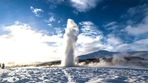 2米,不过泉眼的孔径仅有十厘米,在如此大的压力之下,大间歇泉的水柱