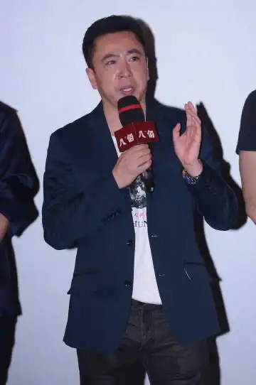 【电影 #八佰首映# 主演齐聚王中磊哽咽落泪】导演 @管虎 因在东北