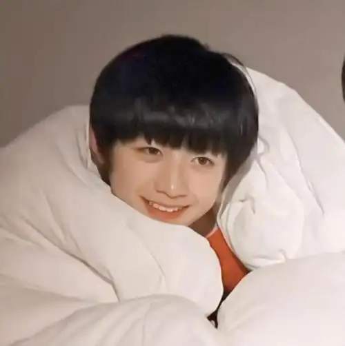 天生舞台体质朱志鑫,唇红齿白五官精致可爱脸蛋软萌到爆炸!