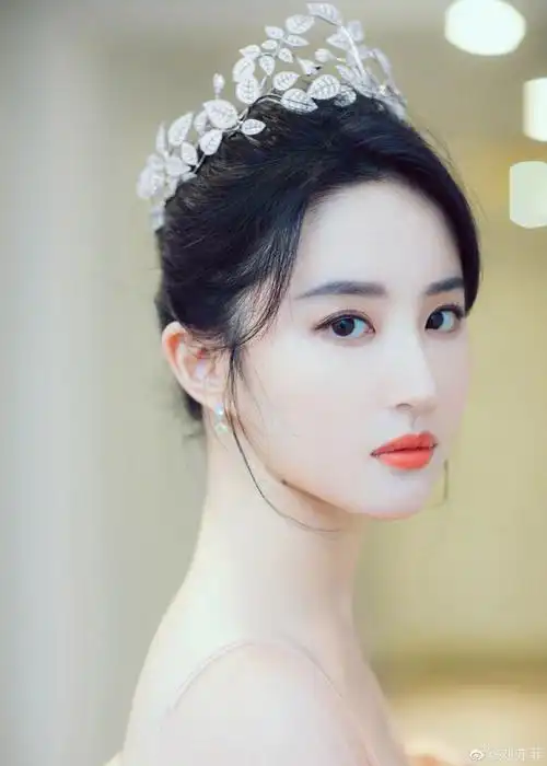 刘亦菲身穿粉色丝裙头戴皇冠是仙女本仙没错