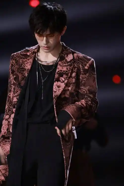 新鲜的易烊千玺舞台照,每一张都好喜欢!