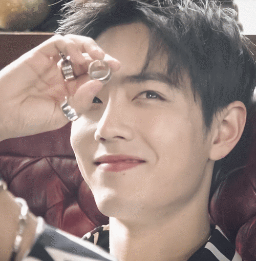 肖战的笑容有一种感染别人的力量,让看的人也不禁嘴角上扬,心都化了!