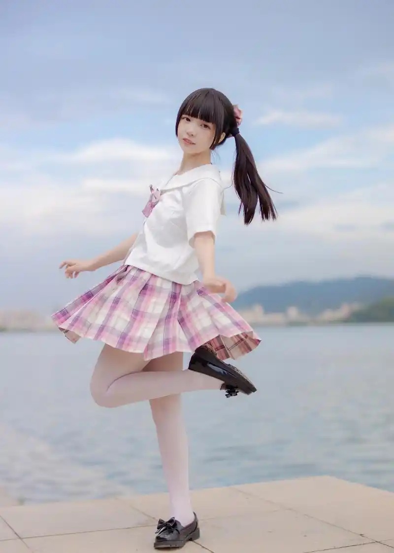 jk制服配肉丝裤袜的双马尾少女,想化作海边的风,亲吻她的脸颊