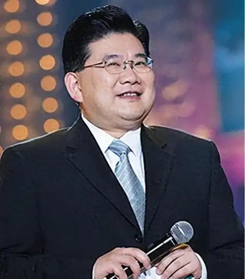 揭秘曹可凡的双面人生:九转大肠受害者,曾是"上海第一主持人"