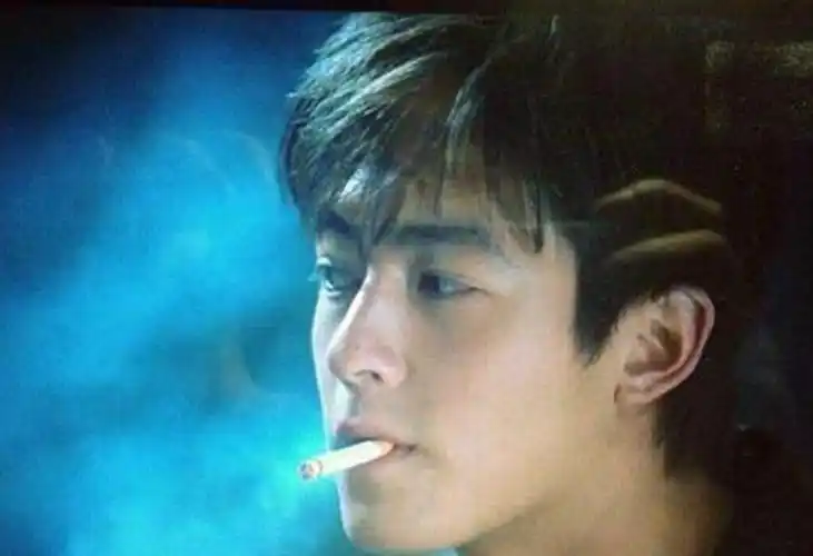 明星抽烟姿势:陈冠希最潇洒,王宝强最呆萌,最后一位最迷人!