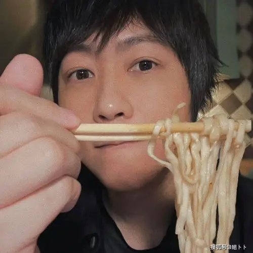 成员们也经常在社交媒体上分享日常生活,主唱阿信更晒出一系列自拍照