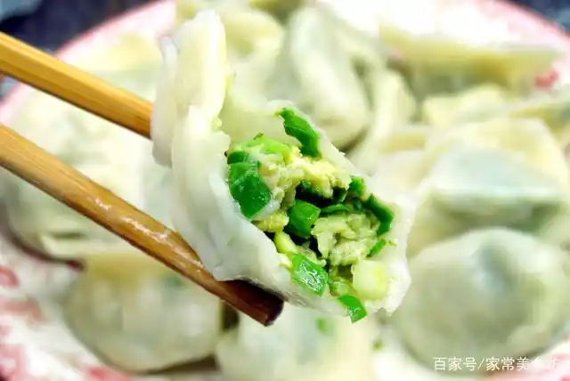 韭菜饺子好吃有窍门,教你正确做法,韭菜翠绿不出水,味道真鲜美