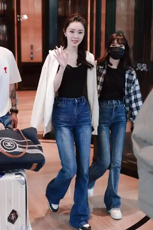 被宋轶的下班图惊艳到!穿抹胸 牛仔裤身材像葫芦,性感又迷人!