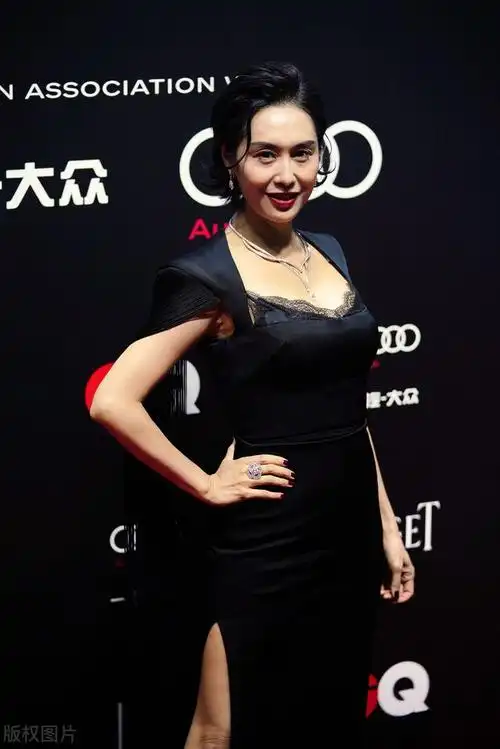 岁月从不败美人,朱茵穿黑长裙加披风点缀,彰显霸气女王范|礼服_网易