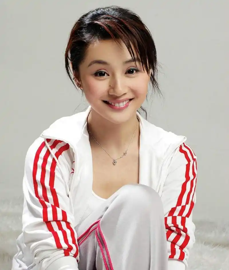 曹颖要复出了?参加《天天向上》,被赞"一点没变",衣品太加分