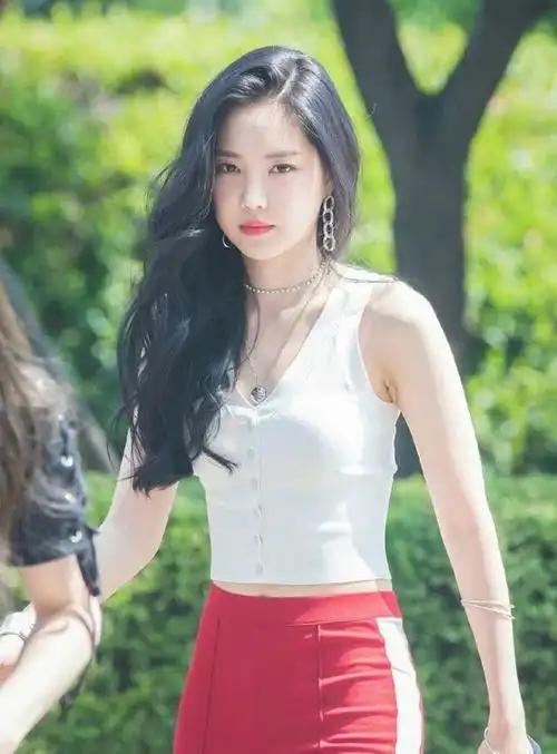 孙娜恩黑色吊带长裙,搭粉色毛绒外套,彰显出优雅女神的魅力