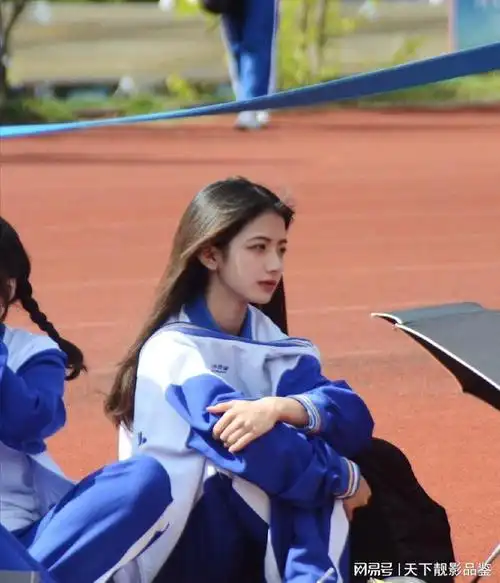 校园清纯高中生把中国校服的美穿出来了