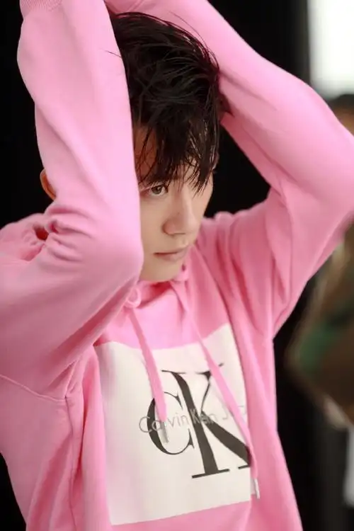 易烊千玺粉色手链是自己串的