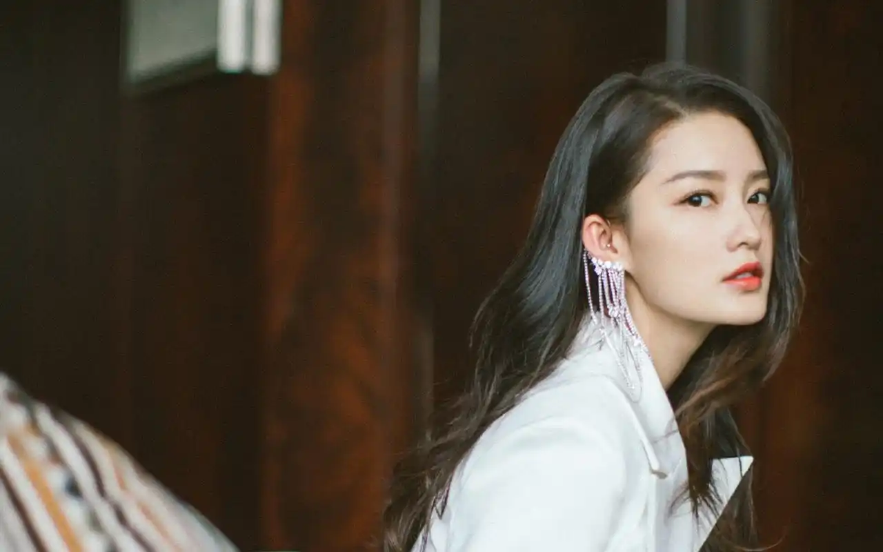 李沁时尚魅力写真桌面壁纸_大陆明星_壁纸下载_美桌网