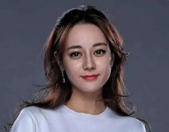 迪丽热巴最新造型曝光,出图太快翻车,皮肤粗糙,嘴巴起皮