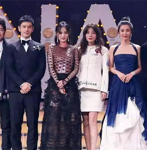 47岁李冰冰晒照片,获赞美若少女,39岁范冰冰和34岁杨幂差在哪?