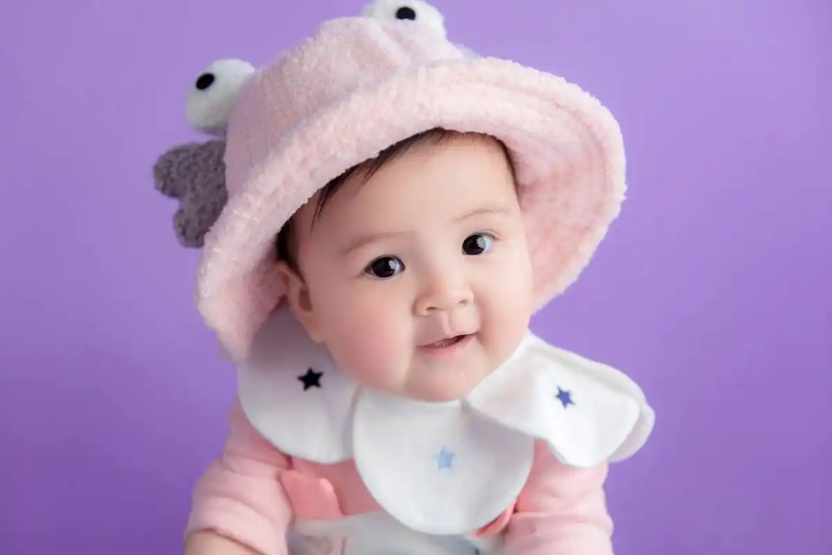 场景:[内景]风格:[小清新 ] 台灯下的小宝宝,用温暖的灯光照耀着可