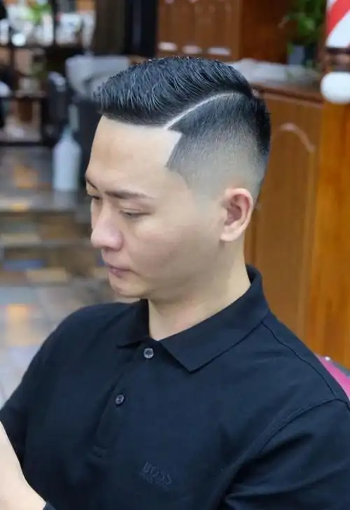 中年男人选择发型时,要把握好头发的长度,不要让它显得太拖沓.