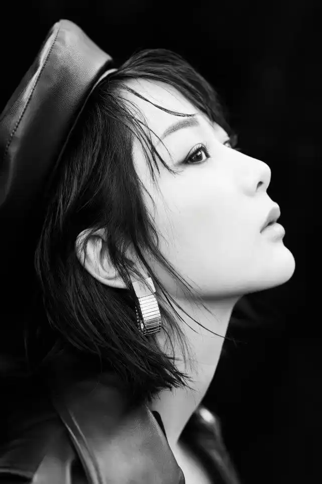 原创杨紫罕见曝黑白大片新穿搭有点高冷90花不再是时尚黑洞