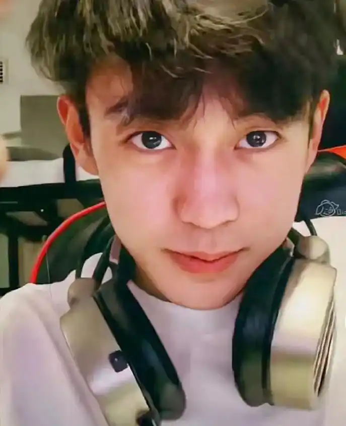 创作灵感 #少年感 #余庆伟 #原相机 #自拍 #壁纸分享 - 抖音