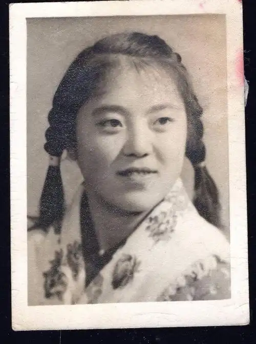 她们都有两条美丽的大辫子. 这是特定的年代,特定的发型.