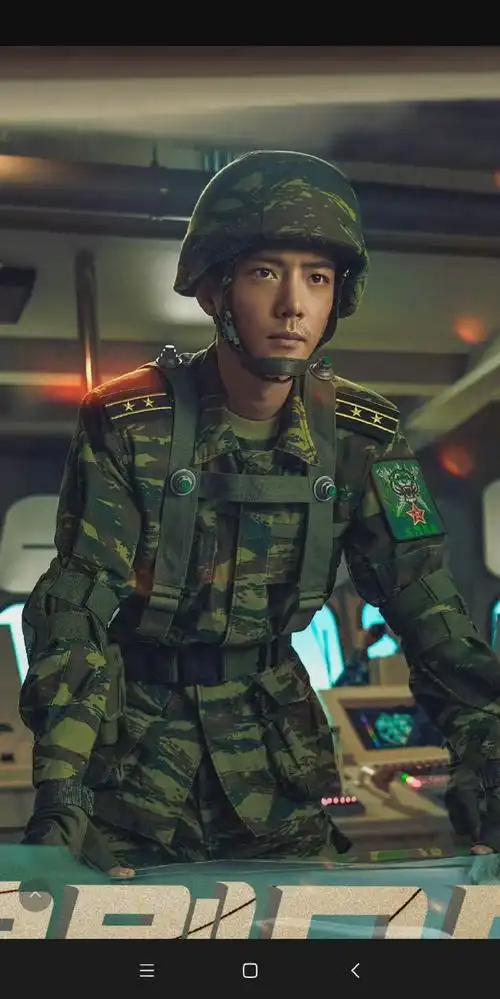 回忆此前王牌部队时:  导演说:肖战有思考,对角色有准备,同时有自己