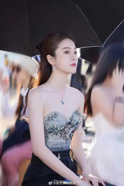 张雪迎抹胸裙沙漠大片