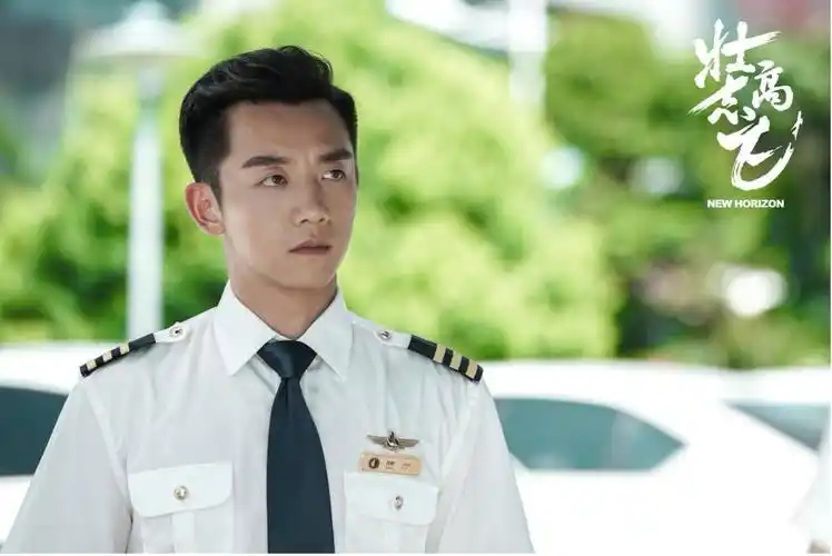 郑恺壮志高飞开播机组制服帅气亮相逐梦蓝天