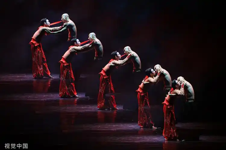 天津,杨丽萍创作的实验性舞台作品《十面埋伏》演出,用舞蹈诠释埋伏与